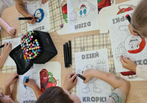 Dzieci kolorują obrazek z okazji Międzynarodowego Dnia Kropki