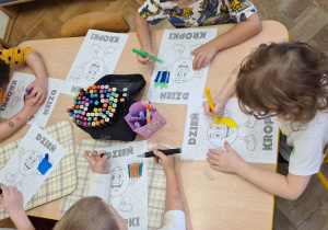 Dzieci kolorują obrazek z okazji Międzynarodowego Dnia Kropki