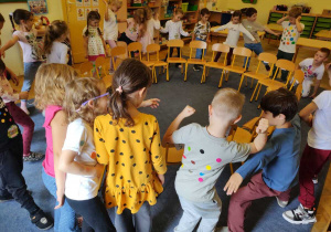 Dzieci podczas zabaw z okazji Dnia Kropki w grupie III Jagody