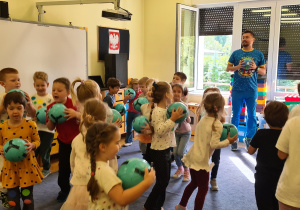 Zajęcia z Kangurem- dzieci podczas zajęć sportowych