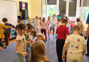 Zajęcia z Kangurem- dzieci podczas zajęć sportowych