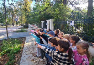 Dzieci z grupy III Jagody podczas spaceru w poszukiwaniu znaków drogowych