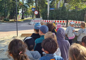 Dzieci z grupy III Jagody podczas spaceru w poszukiwaniu znaków drogowych