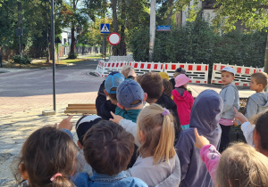 Dzieci z grupy III Jagody podczas spaceru w poszukiwaniu znaków drogowych