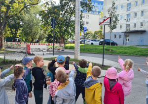 Dzieci z grupy III Jagody podczas spaceru w poszukiwaniu znaków drogowych