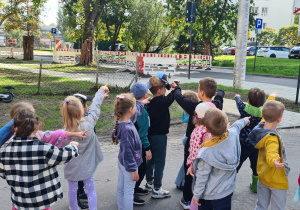 Dzieci z grupy III Jagody podczas spaceru w poszukiwaniu znaków drogowych