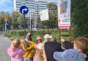 Dzieci z grupy III Jagody podczas spaceru w poszukiwaniu znaków drogowych