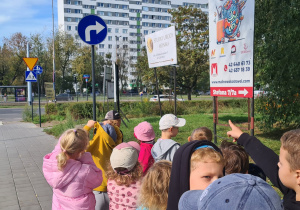Dzieci z grupy III Jagody podczas spaceru w poszukiwaniu znaków drogowych