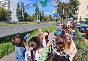 Dzieci z grupy III Jagody podczas spaceru w poszukiwaniu znaków drogowych