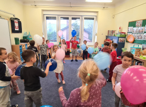Dzieci z grupy III Jagody podczas zabaw z balonami z okazji Dnia Przedszkolaka