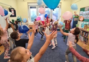 Dzieci z grupy III Jagody podczas zabaw z balonami z okazji Dnia Przedszkolaka