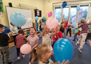 Dzieci z grupy III Jagody podczas zabaw z balonami z okazji Dnia Przedszkolaka