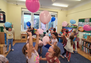 Dzieci z grupy III Jagody podczas zabaw z balonami z okazji Dnia Przedszkolaka