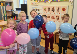 Dzieci z grupy III Jagody podczas zabaw z balonami z okazji Dnia Przedszkolaka