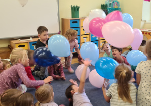 Dzieci z grupy III Jagody podczas zabaw z balonami z okazji Dnia Przedszkolaka