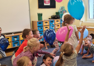 Dzieci z grupy III Jagody podczas zabaw z balonami z okazji Dnia Przedszkolaka