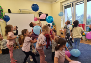 Dzieci z grupy III Jagody podczas zabaw z balonami z okazji Dnia Przedszkolaka