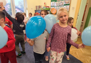 Dzieci z grupy III Jagody podczas zabaw z balonami z okazji Dnia Przedszkolaka