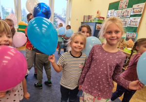 Dzieci z grupy III Jagody podczas zabaw z balonami z okazji Dnia Przedszkolaka