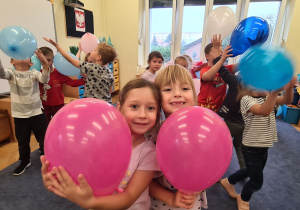Dzieci z grupy III Jagody podczas zabaw z balonami z okazji Dnia Przedszkolaka
