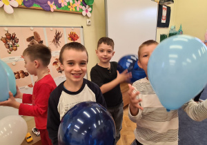 Dzieci z grupy III Jagody podczas zabaw z balonami z okazji Dnia Przedszkolaka
