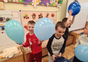 Dzieci z grupy III Jagody podczas zabaw z balonami z okazji Dnia Przedszkolaka