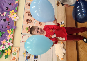 Dzieci z grupy III Jagody podczas zabaw z balonami z okazji Dnia Przedszkolaka