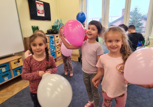 Dzieci z grupy III Jagody podczas zabaw z balonami z okazji Dnia Przedszkolaka