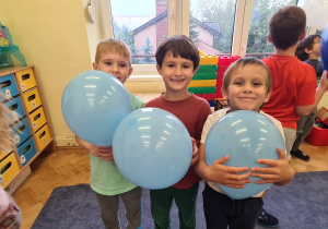 Dzieci z grupy III Jagody podczas zabaw z balonami z okazji Dnia Przedszkolaka