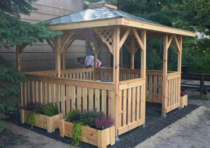 Zdjęcie przedstawiające altankę w ogrodzie przedszkolnym wykonaną w ramach programu "Razem Możemy Więcej" Fundacji Veolia Polska