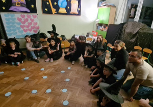 Wspólne zabawy dzieci i rodziców podczas Andrzejek